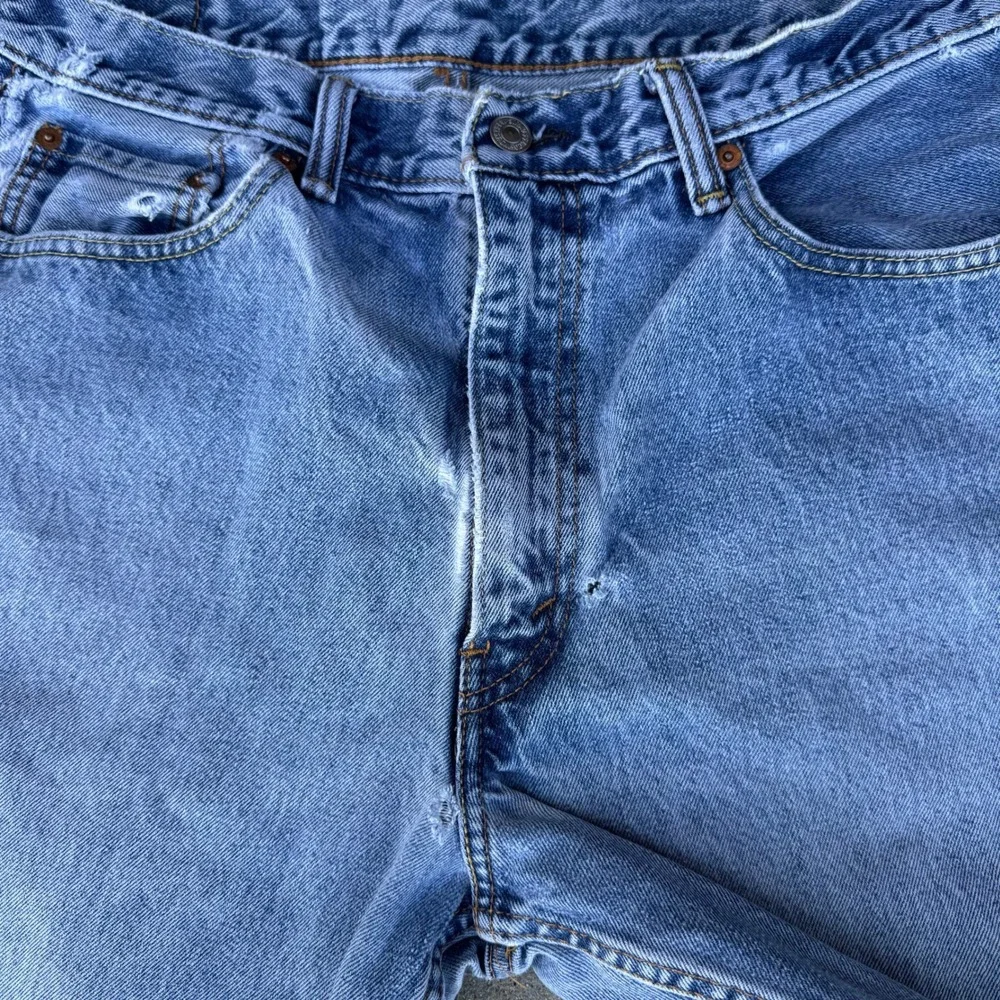 Levi's 550 Relaxed Fit Jeans Mens 36x30 Light Wash Blue Denim Distressed Vintage - Picture 7 of 11